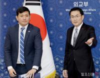자리 안내하는 정연두 외교전략정보본부장