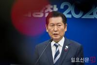 기자회견하는 더불어민주당의 정청래 대표