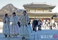 한파특보에 경복궁을 찾은 외국인들