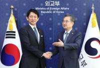 악수하는 조현 외교부 장관