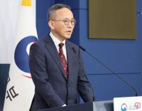 기자질문에 답하는 박일 대변인