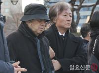 고 안성기 영결식 참석한 임권택 감독