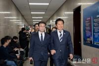 손잡은 정청래 대표와 한병도 원내대표