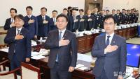 국민의례 하는 윤호중 행안부 장관