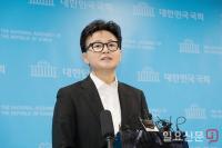 기자들의 질문에 답하는 한동훈 전대표