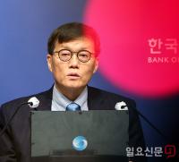 통화정책방향 기자간담회에서 발언하는 이창용 총재