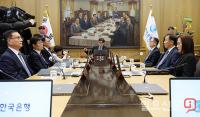 금융통화위원회 본회의 주재하는 이창용 총재