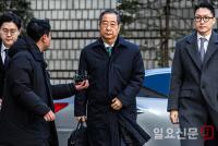 굳은 표정의 한덕수 전 총리