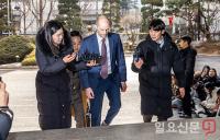 경찰 출석하는 해롤드 로저스 대표