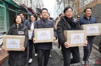 설 선물을 전달하는 국민의힘 장동혁 대표