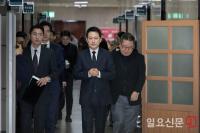 회견장으로 이동하는 장동혁 대표