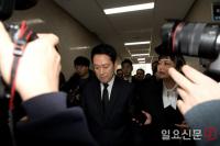 회견 후 자리 이동하는 장동혁 대표