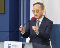브리핑 준비하는 박일 외교부 대변인