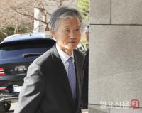 대법원에 들어가는 조희대 대법원장