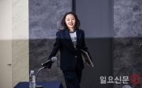 기자회견 지각 입장하는 민희진
