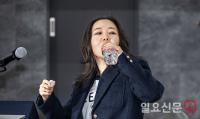물 마시는 민희진 전 어도어 대표