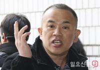 취재진의 질문에 답하는 명태균