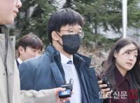 호송차로 이동하는 권우현 변호사 