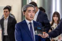 취재진 질문에 답하는 신현송 한국은행 총재 후보자