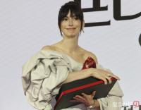 앤 해서웨이, '이 꽃신은 제 겁니다'