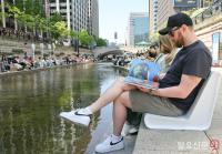 청계천에서 책 읽는 여행객