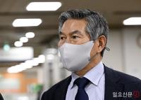 공판 출석하는 정경두 전 장관 