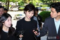 취재진 질문 듣는 노소영 관장