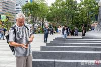 '받들어총' 살펴보는 인파