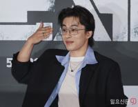 구교환, 익살스런 포즈