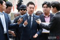 취재진 질의에 답하는 김세의 가세연 대표