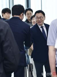 사전투표소에서 마주친 정원오-정근식 후보