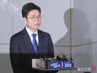 사전투표를 마치고 취재진의 질문에 답하는 정원오 서울시장후보