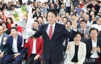 꽃다발 든 오세훈 서울시장 당선자