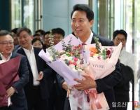 꽃다발 받는 오세훈 서울시장 당선인