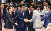 인사 나누는 국민의힘 송언석 원내대표