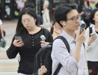 손선풍기로 열기 식히는 시민