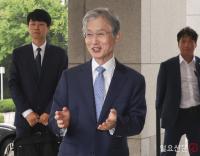 취재진의 질문에 답하는 조희대 대법원장