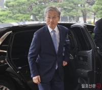 출근하는 조희대 대법원장